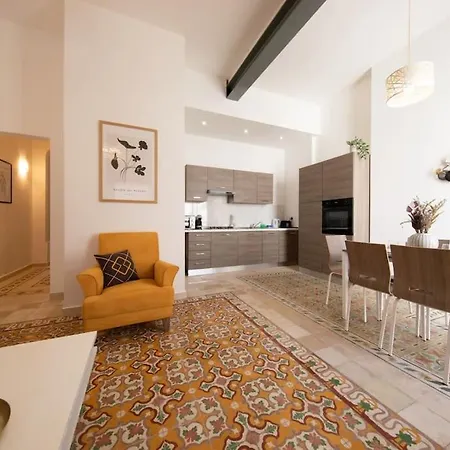Traditional 2 Bedroom House With Yard Ssch1-1