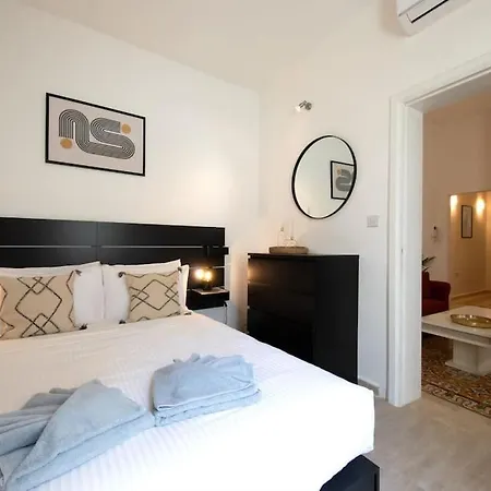 Traditional 2 Bedroom House With Yard Ssch1-1
