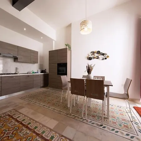 Traditional 2 Bedroom House With Yard Ssch1-1