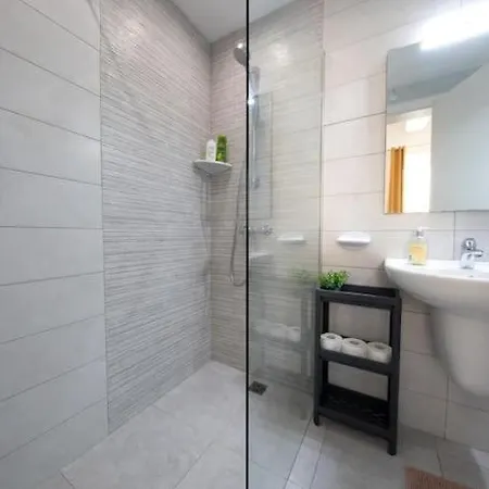 Casa vacanze Traditional 2 Bedroom House With Yard Ssch1-1