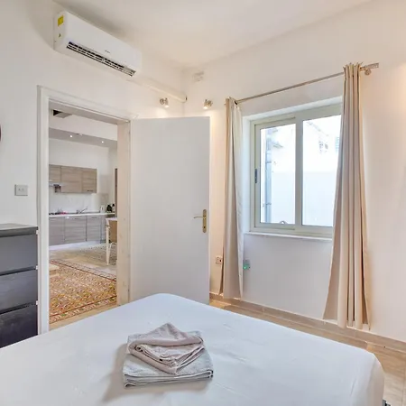 Nyaraló Traditional 2 Bedroom House With Yard Ssch1-1