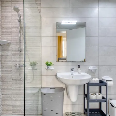 Traditional 2 Bedroom House With Yard Ssch1-1